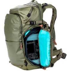 Mochila SHIMODA EXPLORE V2 25L STARTER KIT VERDE acceso lateral